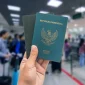 Ilustrasi paspor Indonesia sebagai dokumen kewarganegaraan terkait pemberlakuan tarif resmi pelepasan status WNI sebesar Rp5 juta.