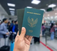 Ilustrasi paspor Indonesia sebagai dokumen kewarganegaraan terkait pemberlakuan tarif resmi pelepasan status WNI sebesar Rp5 juta.