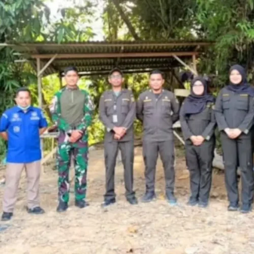 Petugas Karantina Kalbar dan Satgas Pamtas patroli jalur tikus di perbatasan Entikong.
