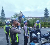 Personel Sat Lantas Polresta Pontianak melakukan patroli subuh untuk mengantisipasi balap liar di Kota Pontianak.