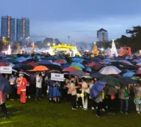 Peserta Pawai Natal ACS Sibu 2025 tetap antusias mengikuti prosesi meski diguyur hujan di pusat Kota Sibu, Sarawak. (Dok. Borneo Post)