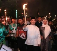 Gubernur Kalbar Ria Norsan melepas peserta Pawai Obor Akbar di Masjid Mujahidin Pontianak menyambut Ramadan 1447 H.