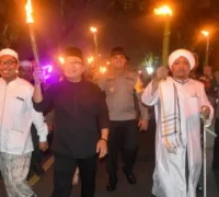 Bupati Kubu Raya Sujiwo melepas peserta Pawai Obor Ramadan 1447 H di Kabupaten Kubu Raya, Senin (16/2/2026))