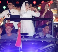 Wali Kota Singkawang bersama warga mengikuti Pawai Obor Ramadhan 1447 H di Halaman Mess Daerah.