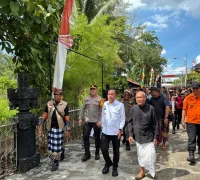 Krisantus Kurniawan bersama umat Hindu di Pura Giripati Mulawarman.