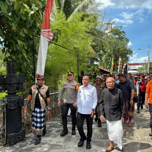 Krisantus Kurniawan bersama umat Hindu di Pura Giripati Mulawarman.