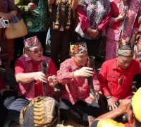 Gubernur Kalimantan Barat Ria Norsan saat membuka Pekan Gawai Dayak ke-40 di Rumah Radakng, Pontianak.