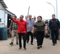 Wagub Kalbar Krisantus Kurniawan meninjau fasilitas Pelabuhan Perikanan Sukabangun di Ketapang untuk rencana peningkatan infrastruktur nelayan..