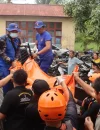 Tim SAR gabungan mengevakuasi pelajar 14 tahun yang tenggelam di Sungai Kapuas Sintang. (Foto: Res-Sintang)
