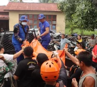 Tim SAR gabungan mengevakuasi pelajar 14 tahun yang tenggelam di Sungai Kapuas Sintang. (Foto: Res-Sintang)