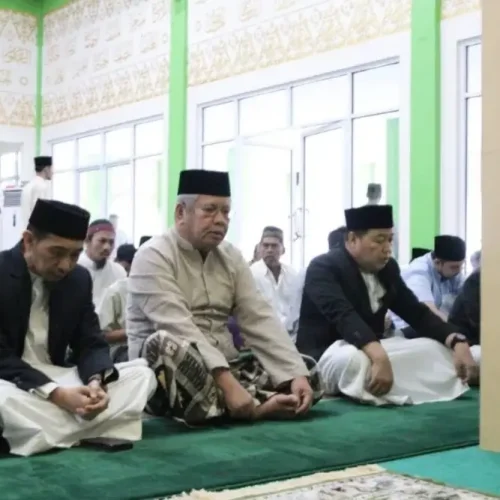 Sekda Kalbar Harisson melaksanakan Salat Iduladha 1447 H bersama ASN di Masjid An Na’im Pontianak.