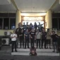 Polisi mengamankan pria berinisial W yang diduga membunuh istrinya di Kecamatan Selakau, Kabupaten Sambas. Tersangka ditangkap di Pontianak kurang dari 24 jam setelah kejadian. (foto: Res-Sbs)