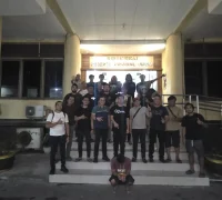 Polisi mengamankan pria berinisial W yang diduga membunuh istrinya di Kecamatan Selakau, Kabupaten Sambas. Tersangka ditangkap di Pontianak kurang dari 24 jam setelah kejadian. (foto: Res-Sbs)