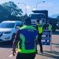 Aparat keamanan Malaysia melakukan pemeriksaan kendaraan dalam operasi terpadu di Serian yang mengamankan seorang WNI.