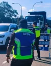 Aparat keamanan Malaysia melakukan pemeriksaan kendaraan dalam operasi terpadu di Serian yang mengamankan seorang WNI.