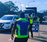Aparat keamanan Malaysia melakukan pemeriksaan kendaraan dalam operasi terpadu di Serian yang mengamankan seorang WNI.