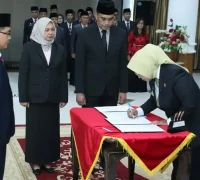 Bupati Mempawah Erlina melantik Abdul Malik sebagai Sekretaris Daerah Kabupaten Mempawah di Balairung Setia Kantor Bupati Mempawah.