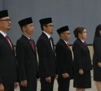 Wali Kota Singkawang Tjhai Chui Mie melantik enam Pejabat Pimpinan Tinggi Pratama di Balairung Kantor Wali Kota. (Dok. MC Singkawang)