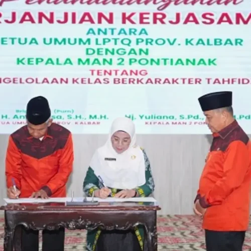 Gubernur Kalbar Ria Norsan melepas kafilah MTQ Nasional ke-31 di Balai Petitih, Pontianak.