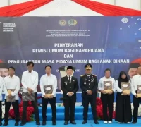 Gubernur Kalbar Ria Norsan menyerahkan SK remisi HUT ke-81 RI kepada warga binaan Lapas Kelas IIA Pontianak di Kabupaten Kubu Raya, Senin (17/8/2026).