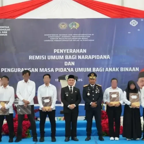 Gubernur Kalbar Ria Norsan menyerahkan SK remisi HUT ke-81 RI kepada warga binaan Lapas Kelas IIA Pontianak di Kabupaten Kubu Raya, Senin (17/8/2026).