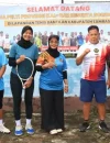Ketua Umum PELTI Kalbar Erlina Norsan memimpin kegiatan pembinaan atlet tenis muda di Lapangan Tenis Sambas.