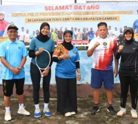 Ketua Umum PELTI Kalbar Erlina Norsan memimpin kegiatan pembinaan atlet tenis muda di Lapangan Tenis Sambas.