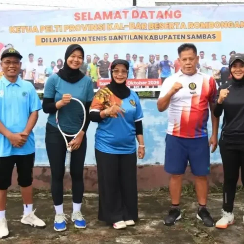 Ketua Umum PELTI Kalbar Erlina Norsan memimpin kegiatan pembinaan atlet tenis muda di Lapangan Tenis Sambas.