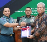 KKDN Sesko TNI Sekda Kalbar Harisson menerima naskah Executive Summary KKDN Sesko TNI Angkatan 54 di Balai Petitih Kantor Gubernur Kalbar. (instagram.com/adpim.provkalbar)