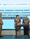 Pemerintah Provinsi Kalimantan Barat terus memperluas akses pembiayaan bagi pelaku Usaha Mikro, (1) Sekda Kalimantan Barat Harisson saat penandatanganan akad massal KUR bersama perwakilan Bank Kalbar dan Himbara di Aula Garuda, Kompleks Kantor Gubernur Kalbar. (instagram.com/adpim.provkalbar)