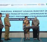 Pemerintah Provinsi Kalimantan Barat terus memperluas akses pembiayaan bagi pelaku Usaha Mikro, (1) Sekda Kalimantan Barat Harisson saat penandatanganan akad massal KUR bersama perwakilan Bank Kalbar dan Himbara di Aula Garuda, Kompleks Kantor Gubernur Kalbar. (instagram.com/adpim.provkalbar)