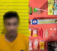 Petugas Polsek Tayan Hulu menunjukkan barang bukti sabu dan ekstasi hasil penggerebekan di Sosok.