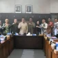Audiensi Pemerintah Kabupaten Kayong Utara bersama DPRD Provinsi Kalimantan Barat bahas percepatan pembangunan infrastruktur.