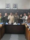 Audiensi Pemerintah Kabupaten Kayong Utara bersama DPRD Provinsi Kalimantan Barat bahas percepatan pembangunan infrastruktur.