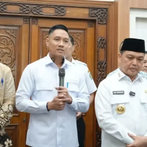 Gubernur Kalbar Ria Norsan memimpin rapat koordinasi bersama Pertamina dan PLN untuk membahas distribusi BBM bersubsidi dan pemadaman listrik di Kalimantan Barat.