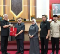 Sekretaris Daerah Kalimantan Barat Harisson menyampaikan jawaban eksekutif dalam Rapat Paripurna DPRD Kalbar di Pontianak.