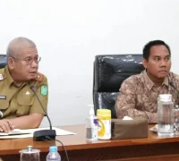 Pemprov Kalbar, KPK Sekda Kalbar Harisson bersama perwakilan KPK membahas program PAKSI-API di Kantor Gubernur Kalbar. (instagram.com/adpim.provkalbar)