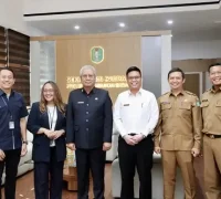 Pemprov Kalbar Sekda Kalbar Harisson bersama perwakilan PT Jamkrindo dalam audiensi penjaminan UMKM di Pontianak. (MC Kalbar)