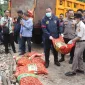 Petugas gabungan memusnahkan belasan ton bawang ilegal asal Malaysia di Pontianak dalam operasi penegakan hukum perdagangan gelap.
