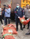 Petugas gabungan memusnahkan belasan ton bawang ilegal asal Malaysia di Pontianak dalam operasi penegakan hukum perdagangan gelap.