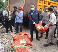 Petugas gabungan memusnahkan belasan ton bawang ilegal asal Malaysia di Pontianak dalam operasi penegakan hukum perdagangan gelap.