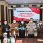 Kapolresta Pontianak memperlihatkan barang bukti pil ekstasi sebelum dimusnahkan di Aula Mapolresta Pontianak.