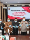 Kapolresta Pontianak memperlihatkan barang bukti pil ekstasi sebelum dimusnahkan di Aula Mapolresta Pontianak.
