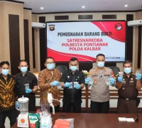 Kapolresta Pontianak memperlihatkan barang bukti pil ekstasi sebelum dimusnahkan di Aula Mapolresta Pontianak.