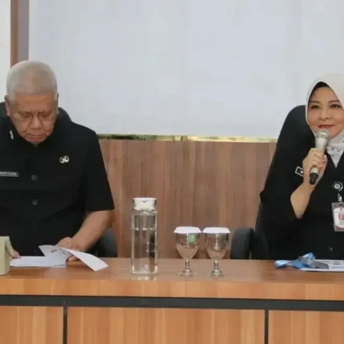 Sekda Kalbar Harisson memberikan pembekalan kepada jajaran Bapenda kabupaten dan kota se-Kalimantan Barat terkait optimalisasi penagihan pajak daerah di BPSDM Kalbar.