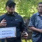 Bupati Kubu Raya Sujiwo menanam mangrove di pesisir Desa Kubu dalam kegiatan Hari Kebangkitan Nasional.