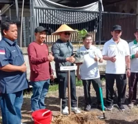 Bupati Kubu Raya Sujiwo bersama LKBN Antara melakukan penanaman pohon di Desa Mega Timur.