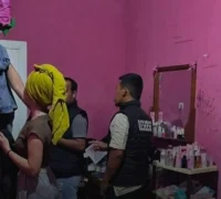 Penangkapan pasangan kekasih pelaku konten asusila live di TikTok oleh Polsek Toili di sebuah indekos wilayah Kecamatan Toili, Kabupaten Banggai, Jumat malam (26/12/25). (Foto: Polres Banggai)