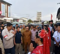 Menteri PKP Maruarar Sirait, Mendagri Tito Karnavian bersama Bupati Sujiwo saat meninjau penataan kawasan kumuh di Desa Parit Baru, Kubu Raya.