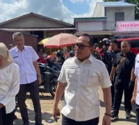 Bupati Kubu Raya Sujiwo meninjau kondisi Pasar Bahagia di Desa Kuala Dua untuk memastikan rencana penataan pasar.